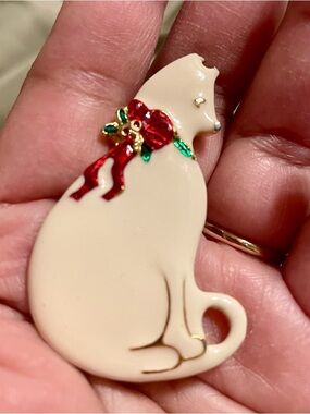 Holiday Cat Brooch - Cream Cat with Red & Green Bow